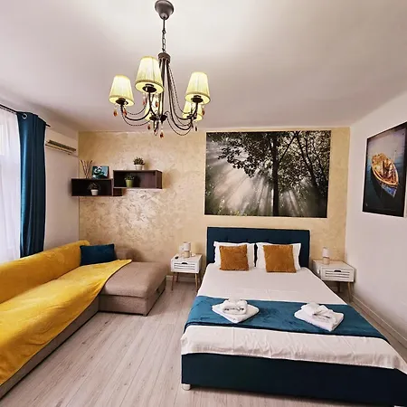 Downtown Old Center Universitate - Cav8 בוקרשט